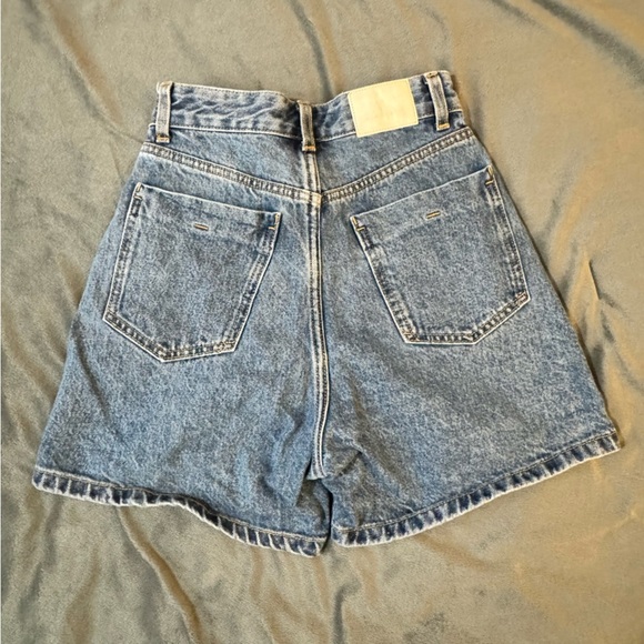 Zara Denim High-Waisted Shorts

#1205 - Picture 9 of 9